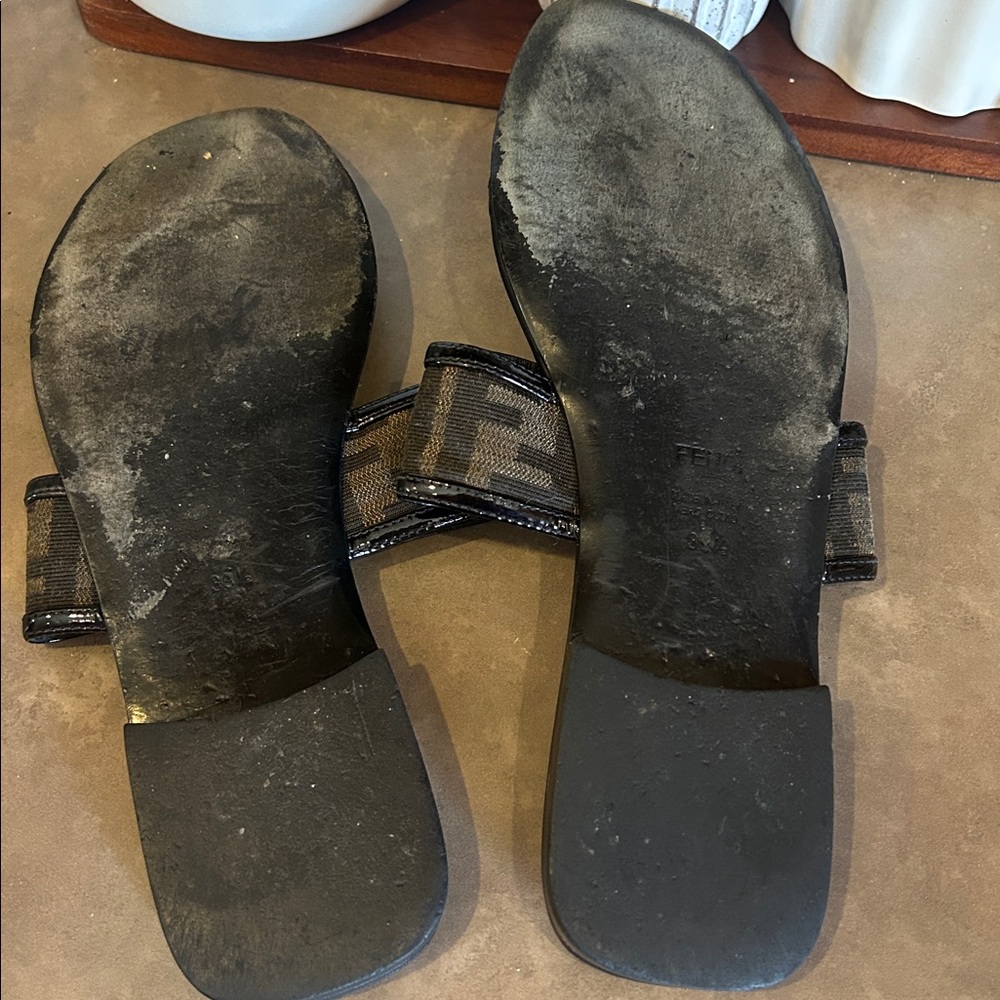 Fendi Black Patent Leather w/Brown Monogram Flat Thong Sandals, Size 39 1/2 EUR - Picture 4 of 6